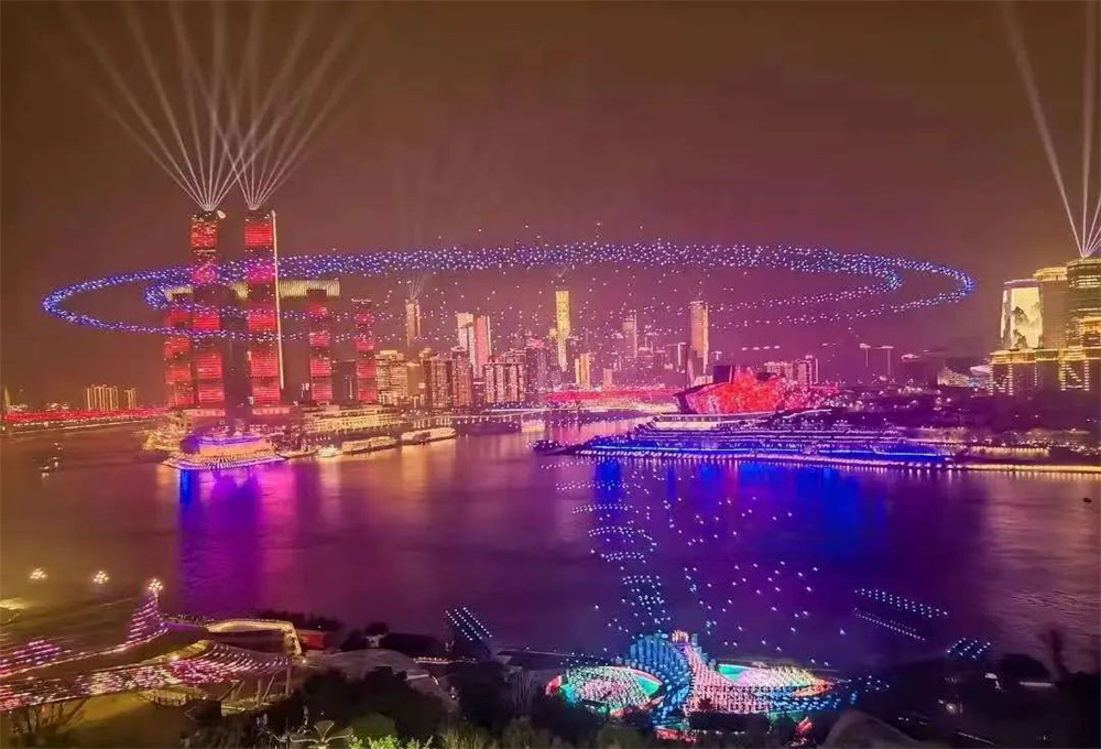 2025央視春節(jié)聯(lián)歡晚會(huì)（重慶分會(huì)場(chǎng)）?歐瑪燈光閃耀全場(chǎng) 無(wú)人機(jī)燈光秀表演開(kāi)場(chǎng) 畫(huà)面壯觀(guān)震撼！